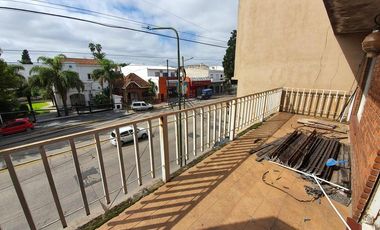 departamento a reciclar en primer piso con gran terraza 300 m2 totales