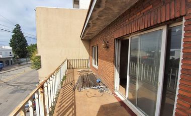 departamento a reciclar en primer piso con gran terraza 300 m2 totales