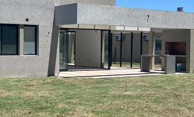 Casa en venta con renta - Barrio Santa Juana, Canning