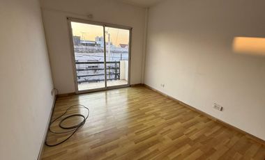 Departamento en  venta de 3 ambientes con balcon al frente - Villa Dominico