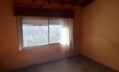 Casa en Alquiler en 4 Ambientes con Patio - Martinez