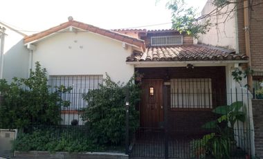 Casa en Alquiler en 4 Ambientes con Patio - Martinez