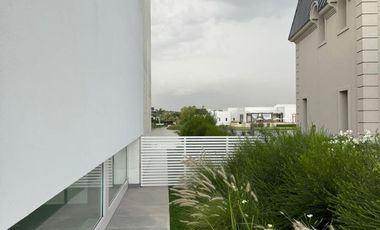 Casa en  venta 6 ambientes, vista laguna- Barrio Nuevo Quilmes