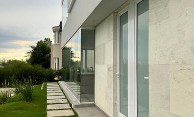 Casa en  venta 6 ambientes, vista laguna- Barrio Nuevo Quilmes