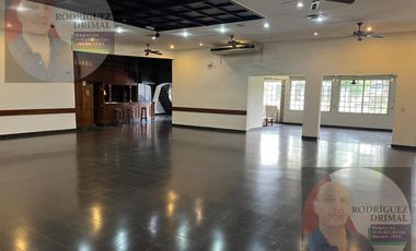 Gran salon sobre 700 mts de lote a 1 cuadra de Jumbo!