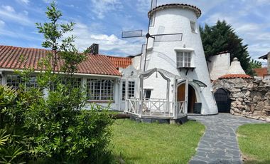 Gran salon sobre 700 mts de lote a 1 cuadra de Jumbo!