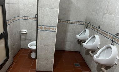 Gran salon sobre 700 mts de lote a 1 cuadra de Jumbo!