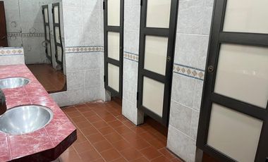 Gran salon sobre 700 mts de lote a 1 cuadra de Jumbo!