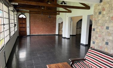 Gran salon sobre 700 mts de lote a 1 cuadra de Jumbo!