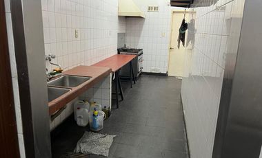 Gran salon sobre 700 mts de lote a 1 cuadra de Jumbo!