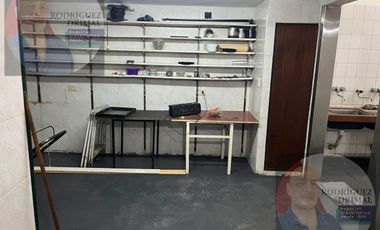 Gran salon sobre 700 mts de lote a 1 cuadra de Jumbo!
