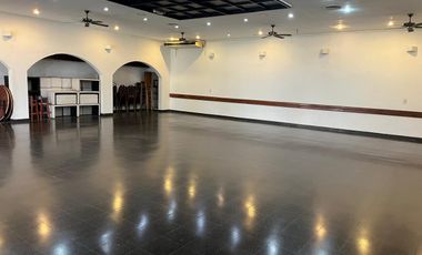 Gran salon sobre 700 mts de lote a 1 cuadra de Jumbo!