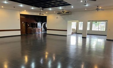 Gran salon sobre 700 mts de lote a 1 cuadra de Jumbo!