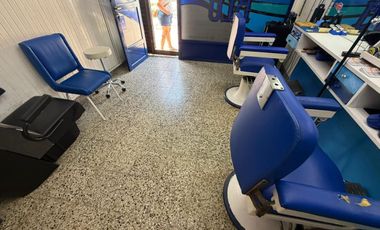 LOCAL CON PERSIANA Y VIDRIERA - EXCELENTE UBICACION