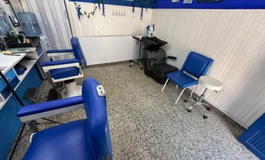 LOCAL CON PERSIANA Y VIDRIERA - EXCELENTE UBICACION