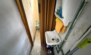 LOCAL CON PERSIANA Y VIDRIERA - EXCELENTE UBICACION