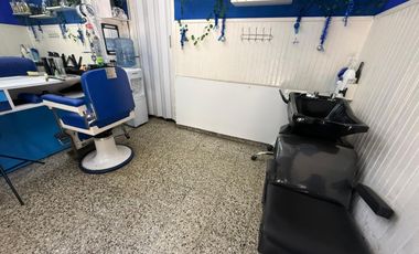 LOCAL CON PERSIANA Y VIDRIERA - EXCELENTE UBICACION