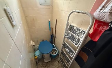 LOCAL CON PERSIANA Y VIDRIERA - EXCELENTE UBICACION