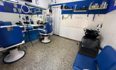 LOCAL CON PERSIANA Y VIDRIERA - EXCELENTE UBICACION