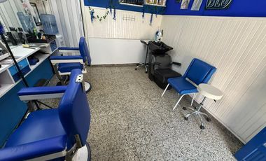 LOCAL CON PERSIANA Y VIDRIERA - EXCELENTE UBICACION