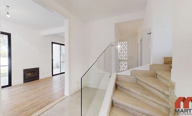 Casa en venta en Martinez, 5 amb en 3 plantas con jardín