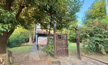 Casa de 2 ambientes sobre importante lote en Zona residencial