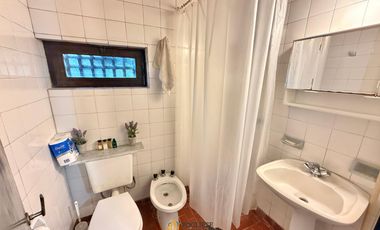 Casa de 2 ambientes sobre importante lote en Zona residencial