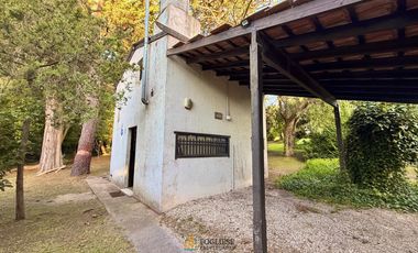 Casa de 2 ambientes sobre importante lote en Zona residencial