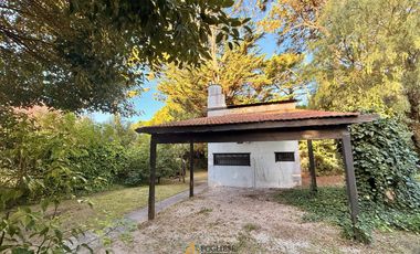 Casa de 2 ambientes sobre importante lote en Zona residencial