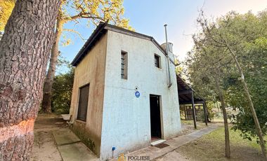 Casa de 2 ambientes sobre importante lote en Zona residencial