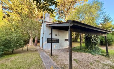 Casa de 2 ambientes sobre importante lote en Zona residencial