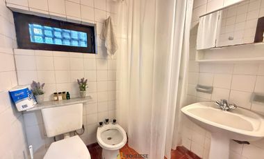 Casa de 2 ambientes sobre importante lote en Zona residencial