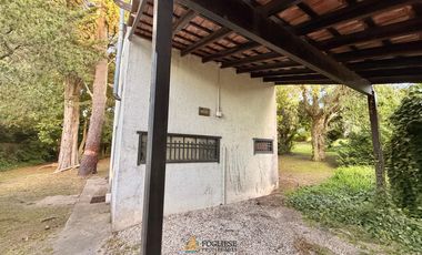 Casa de 2 ambientes sobre importante lote en Zona residencial