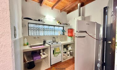 Casa de 2 ambientes sobre importante lote en Zona residencial