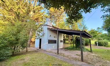 Casa de 2 ambientes sobre importante lote en Zona residencial