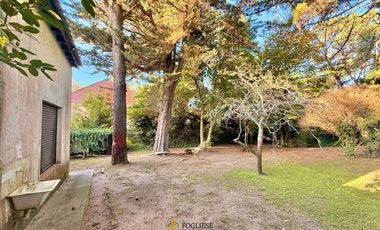 Casa de 2 ambientes sobre importante lote en Zona residencial