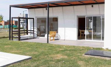 Casa en VENTA de 3 ambientes en Barrio Privado Laguna Azul - Carlos Spegazzini.