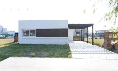 Casa en VENTA de 3 ambientes en Barrio Privado Laguna Azul - Carlos Spegazzini.