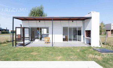 Casa en VENTA de 3 ambientes en Barrio Privado Laguna Azul - Carlos Spegazzini.