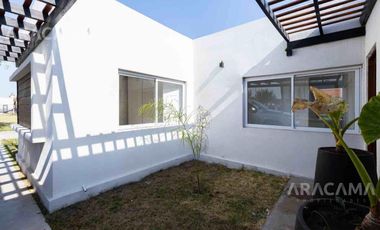 Casa en VENTA de 3 ambientes en Barrio Privado Laguna Azul - Carlos Spegazzini.