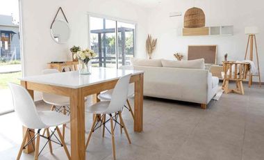 Casa en VENTA de 3 ambientes en Barrio Privado Laguna Azul - Carlos Spegazzini.