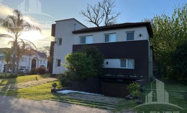 Casa 6 ambientes 3 plantas con ascensor venta - Abril