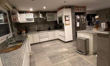 Casa 6 ambientes 3 plantas con ascensor venta - Abril
