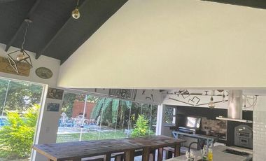 Casa 6 ambientes 3 plantas con ascensor venta - Abril