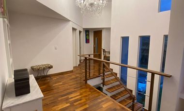 Casa 6 ambientes 3 plantas con ascensor venta - Abril