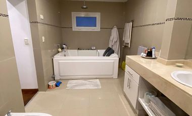 Casa 6 ambientes 3 plantas con ascensor venta - Abril