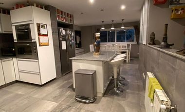 Casa 6 ambientes 3 plantas con ascensor venta - Abril