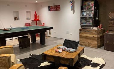 Casa 6 ambientes 3 plantas con ascensor venta - Abril