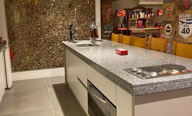 Casa 6 ambientes 3 plantas con ascensor venta - Abril