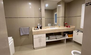 Casa 6 ambientes 3 plantas con ascensor venta - Abril